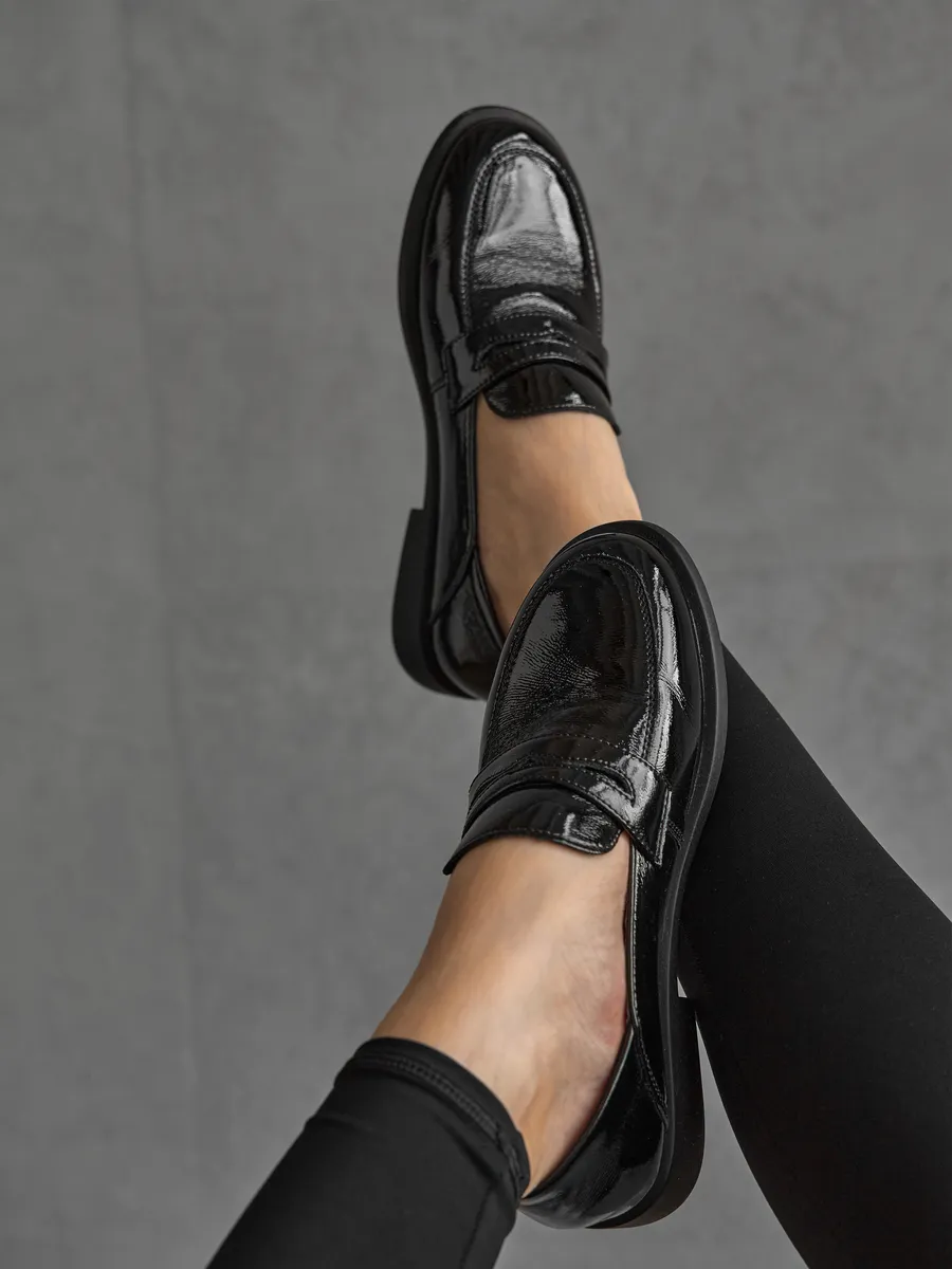 Туфли на низком каблуке кожаные весенние лоферы CV091-010B