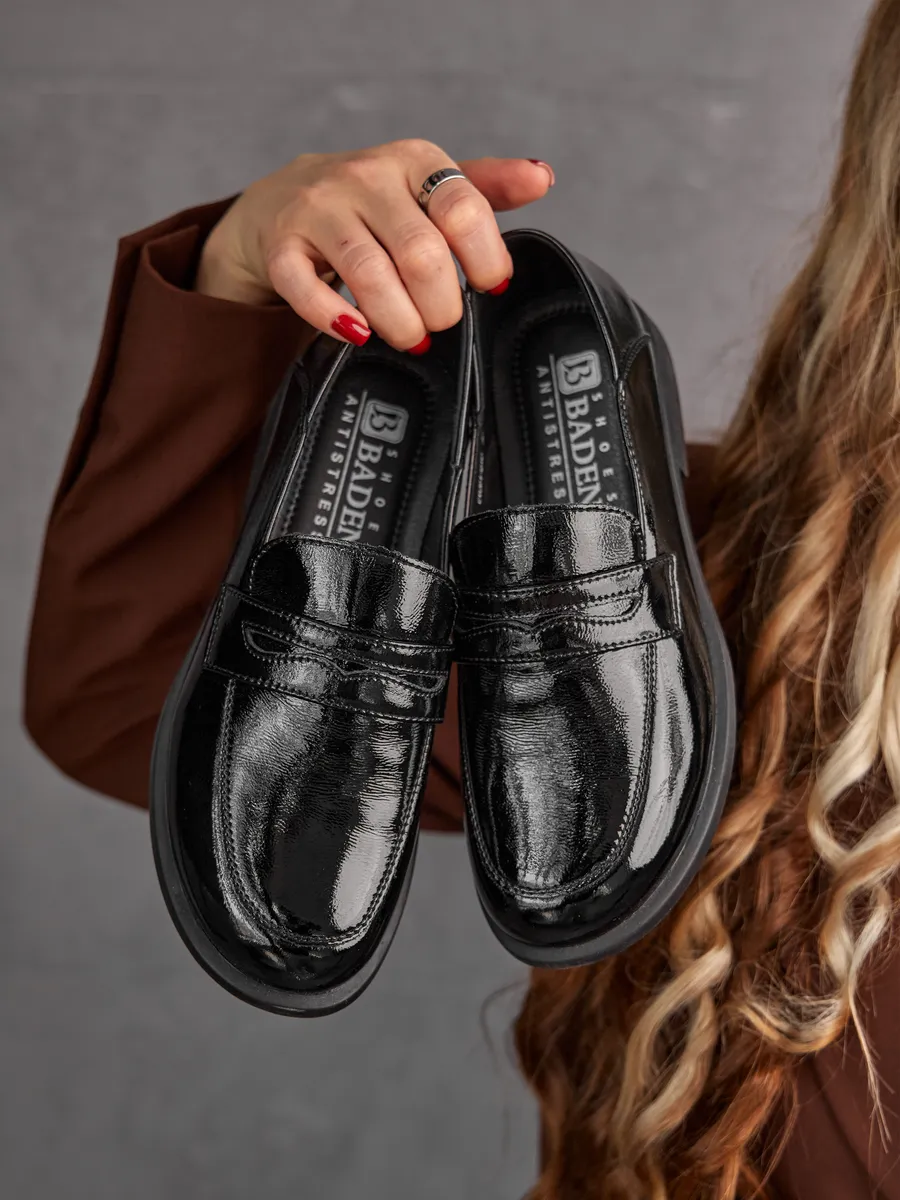 Туфли на низком каблуке кожаные весенние лоферы CV091-010B